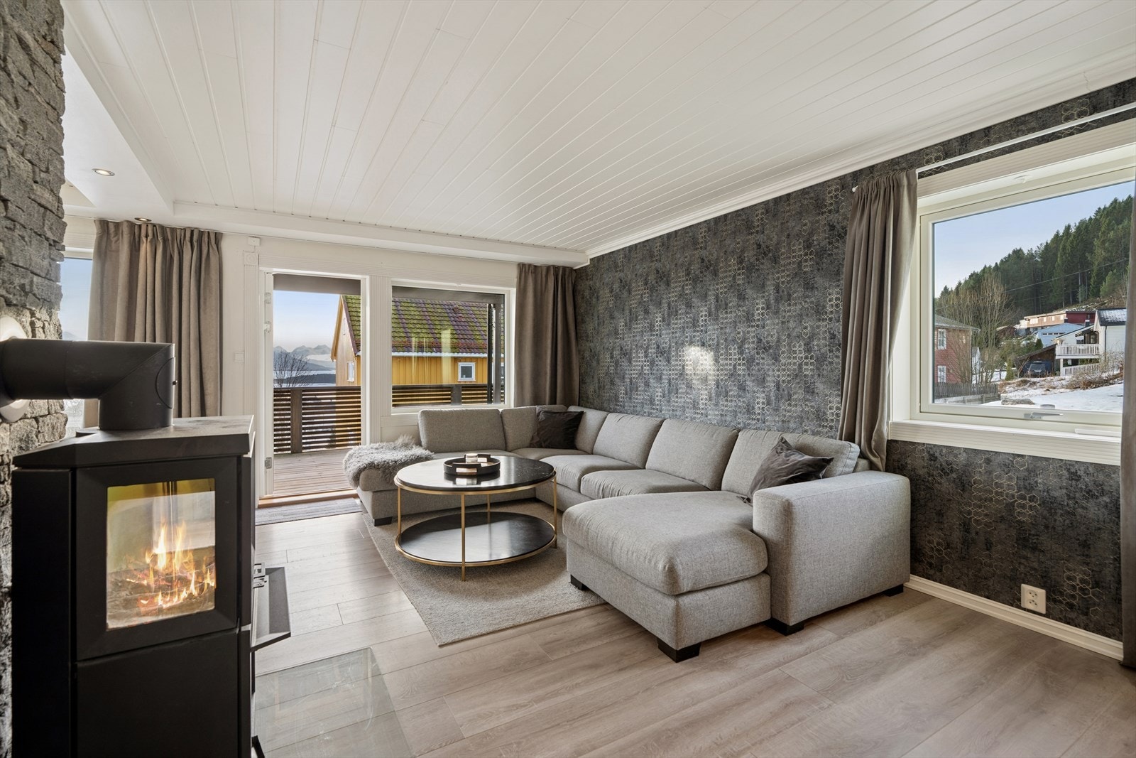 Stuen innredes lett med sofa sone foran peisen, som skaper en lun og behagelig atmosfære - perfekt for avslapning og hyggelige kvelder. Galleribilde