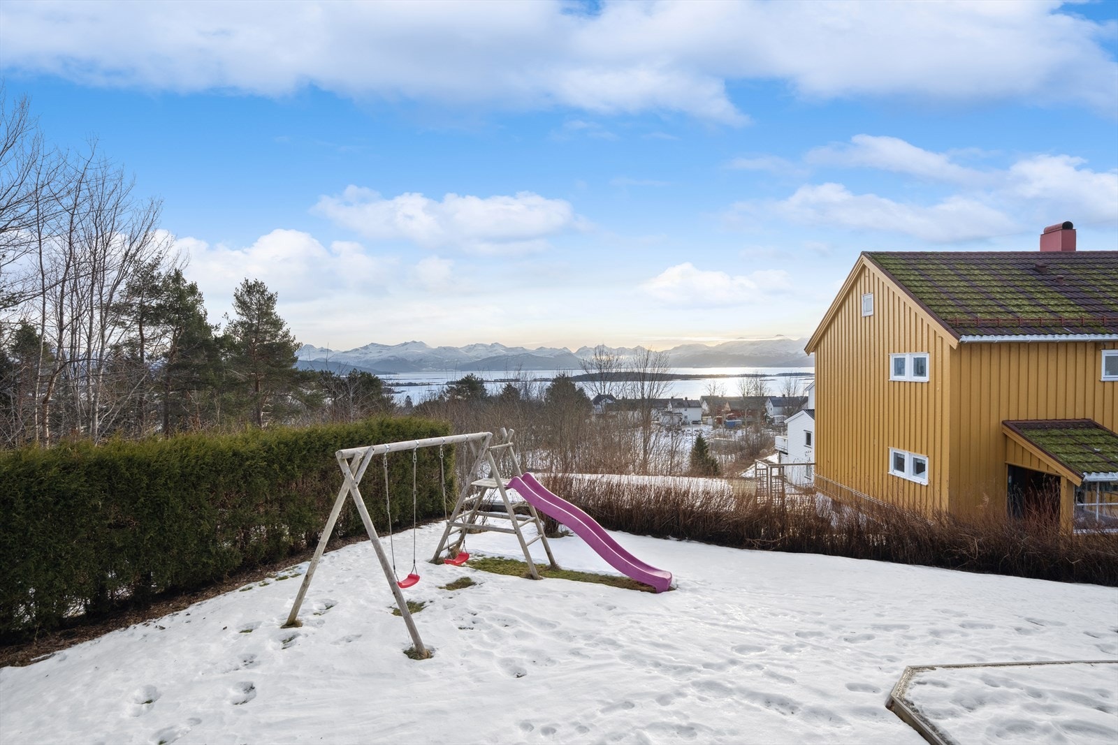 Eiendommen ligger i et veletablert og attraktivt boligområde i Fagerlivegen, omgitt av en variert bebyggelse med eneboliger, rekkehus og leiligheter. Området er både trygt og rolig, samtidig som det ligger sentralt med kort vei til natur og byliv. Galleribilde