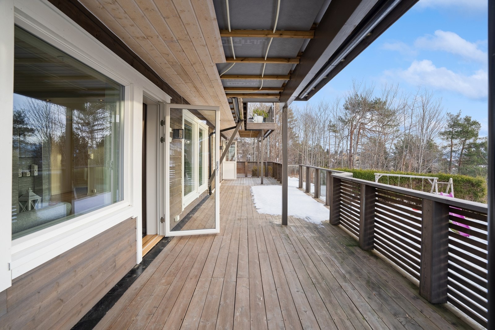 Den generøse størrelsen gir gode møbleringsmuligheter, enten du ønsker spiseplass, loungesone eller egne soner for avslapning og sosialt samvær. Galleribilde