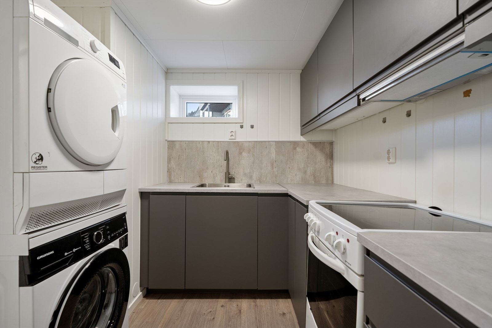 Kjelleretasjen har et funksjonelt kjøkken med innredning fra IKEA. Kjøkkenet er utstyrt med komfyr og kjøl-/fryseskap, samt opplegg for både vaskemaskin og tørketrommel. Det er komfyrvakt og ventilator med kullfilter. Galleribilde