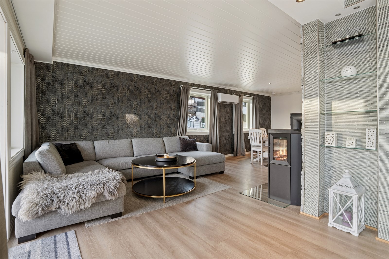 Stuen byr på god plass til møblering i flere soner, noe som gjør det enkelt å skape både TV-krok, spiseplass og egne avslapningsområder. Galleribilde