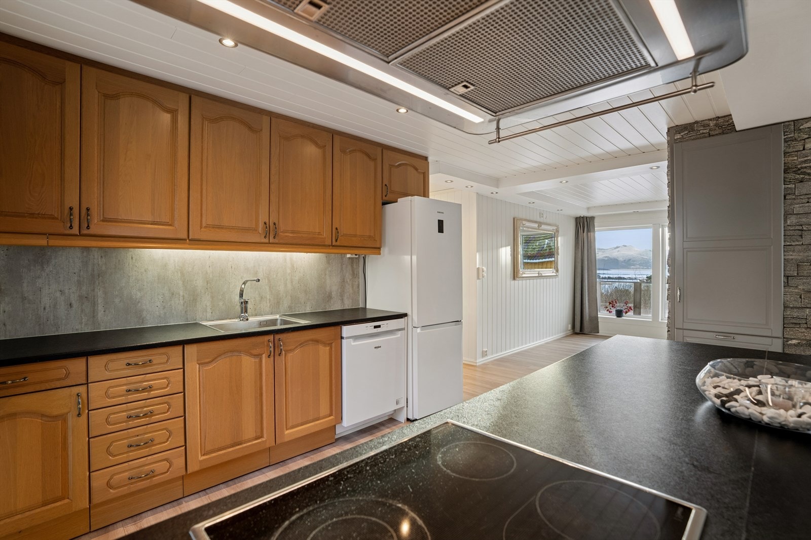 Mellom benkeplate og overskap er det montert kitchenboard, som både er lettstelt og bidrar til et moderne uttrykk. Galleribilde