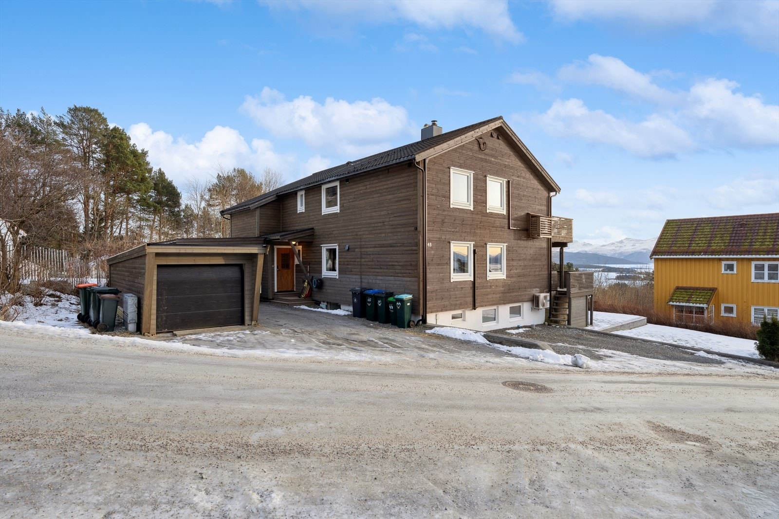 Velkommen til Fagerlivegen 48 - En familievennlig 1/2 part av tomannsbolig med nydelig utsikt, terrasse og garasje. Presentert av Eiendomsmegler Bendik Joten Tangen v/DNB Eiendom. Galleribilde