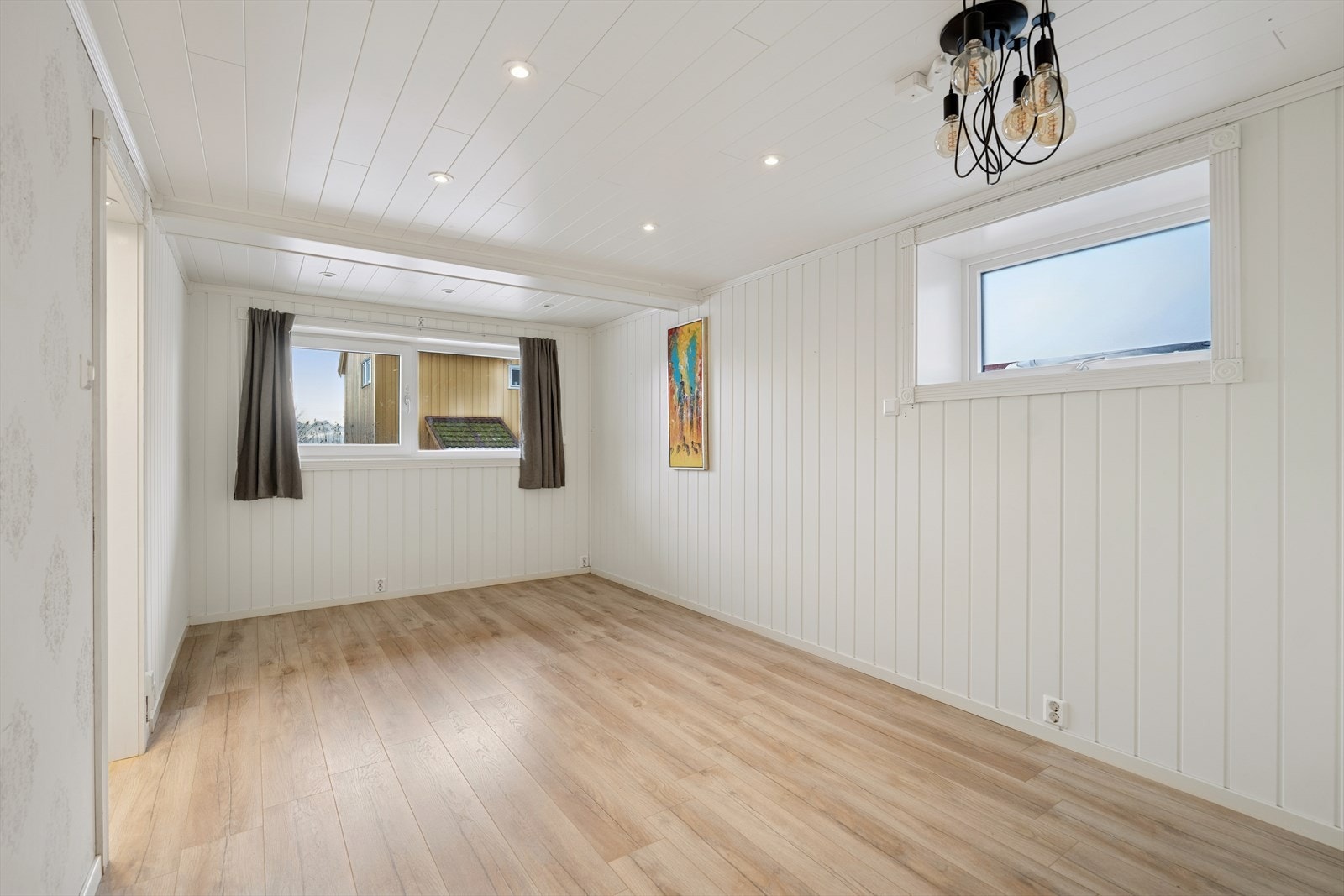 Kjellerrommet fremstår lyst og moderne, med downlights i taket som gir god belysning og en oppgradert følelse Galleribilde