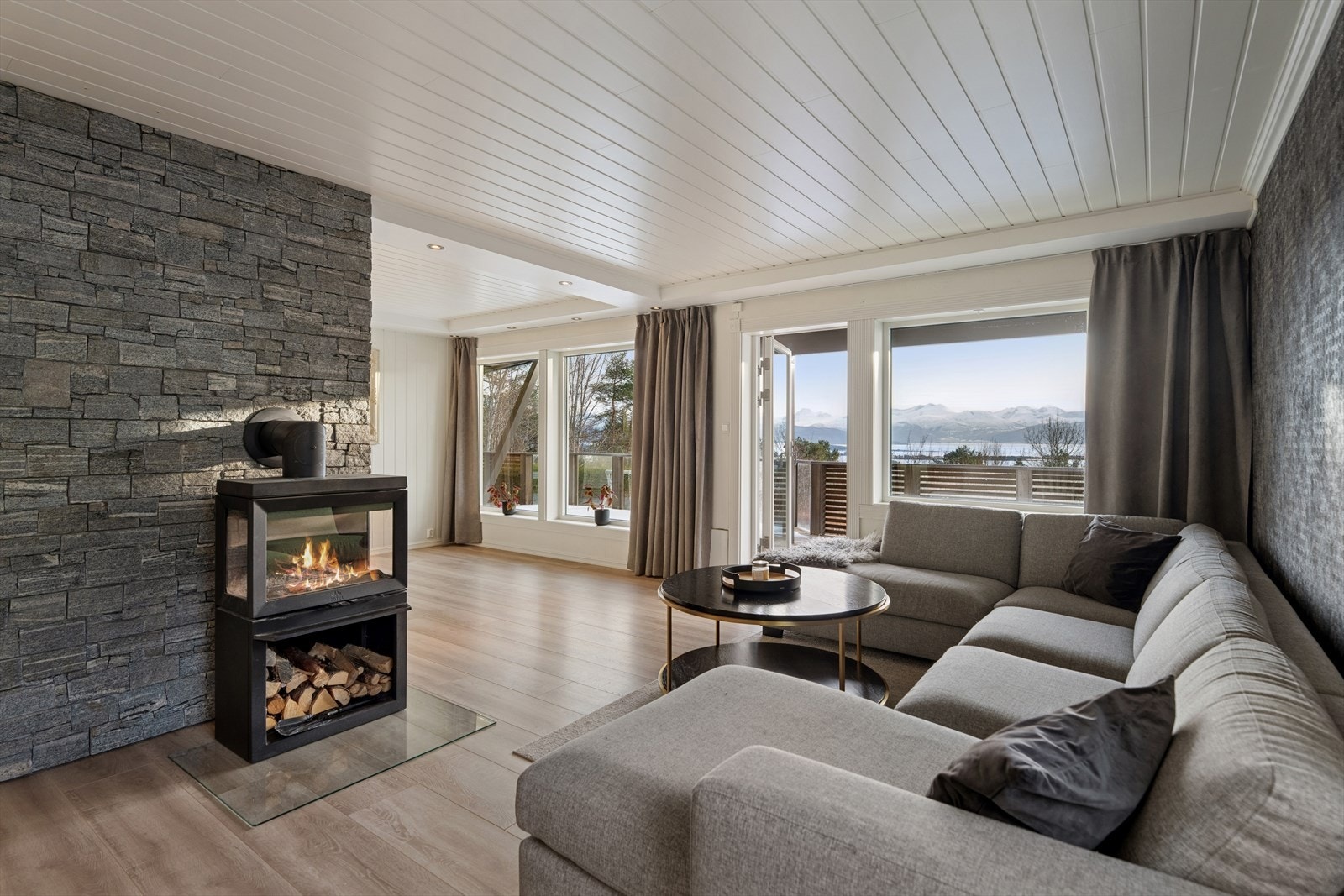En peisovn gir hygge og varme på kalde dager, mens varmepumpe på veggen sørger for jevn og energieffektiv oppvarming året rundt. Galleribilde