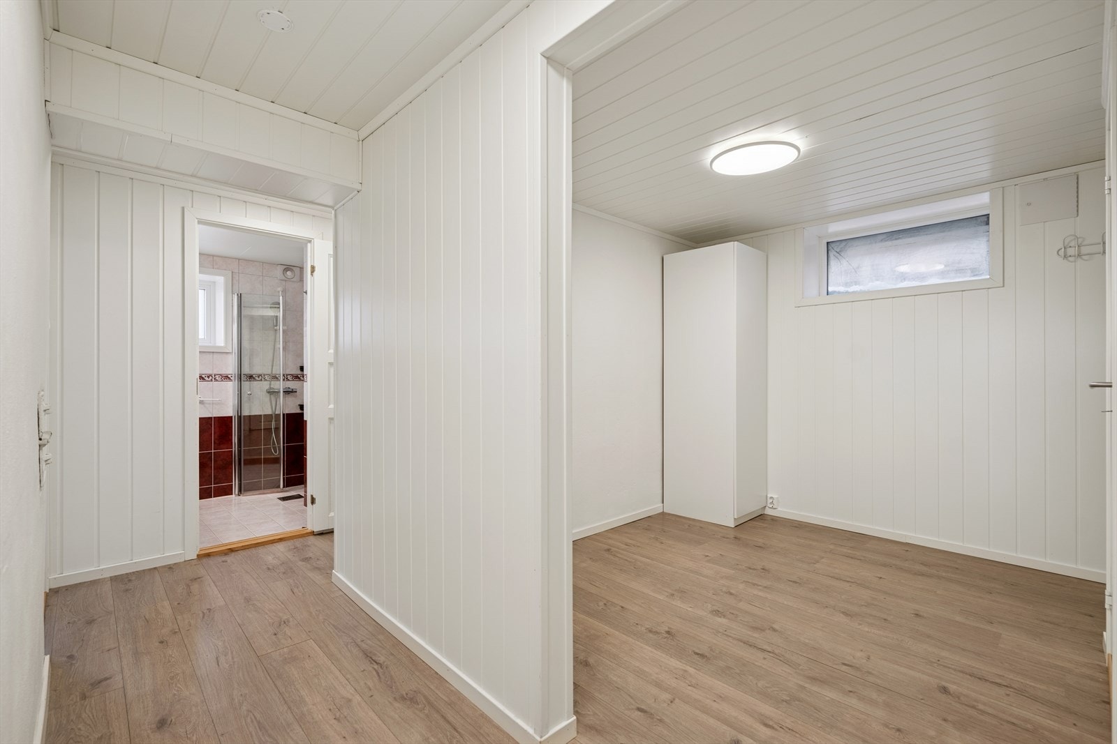 I kjelleren ligger en svært praktisk underetasje med flere funksjonelle rom - blant annet stue, kjøkken, soverom, bad og bod. Se pkt. ferdigattest. Galleribilde