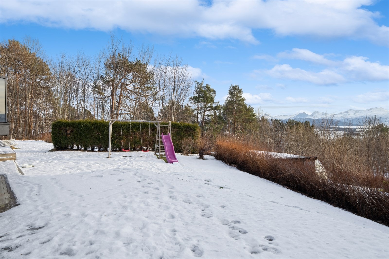 Fellesarealet gir et velstelt og harmonisk inntrykk, og bidrar til et hyggelig bomiljø for beboerne. Det er solidarisk vedlikeholdsplikt på den felles eide tomten, noe som sikrer at uteområdet holdes i god stand og forblir attraktivt over tid. Galleribilde