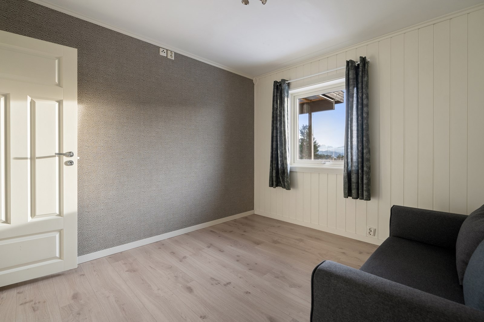 Boligen byr på tre soverom av god størrelse i 1. etasje, alle med fine lysforhold og rom for både seng og garderobeløsninger. Galleribilde