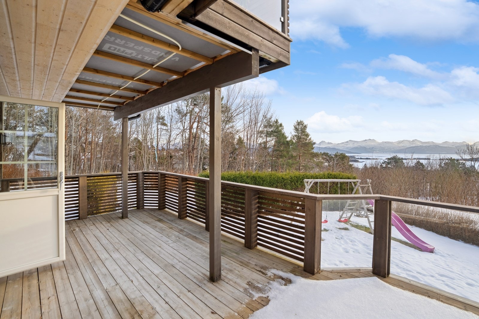 Her kan du nyte herlig utsikt utover fjorden og flotte solforhold som gjør terrassen til et naturlig samlingspunkt gjennom store deler av dagen. Galleribilde