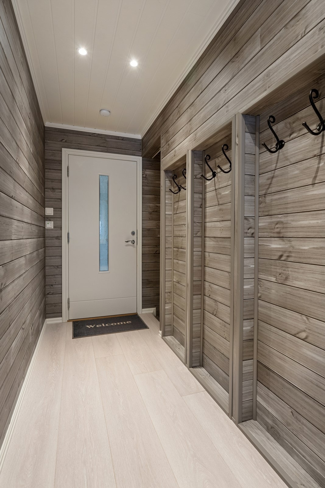 Romslig entré med god plass til oppheng av yttertøy. Downlights i himlingen gir et moderne uttrykk og skaper en lys og innbydende atmosfære. Galleribilde