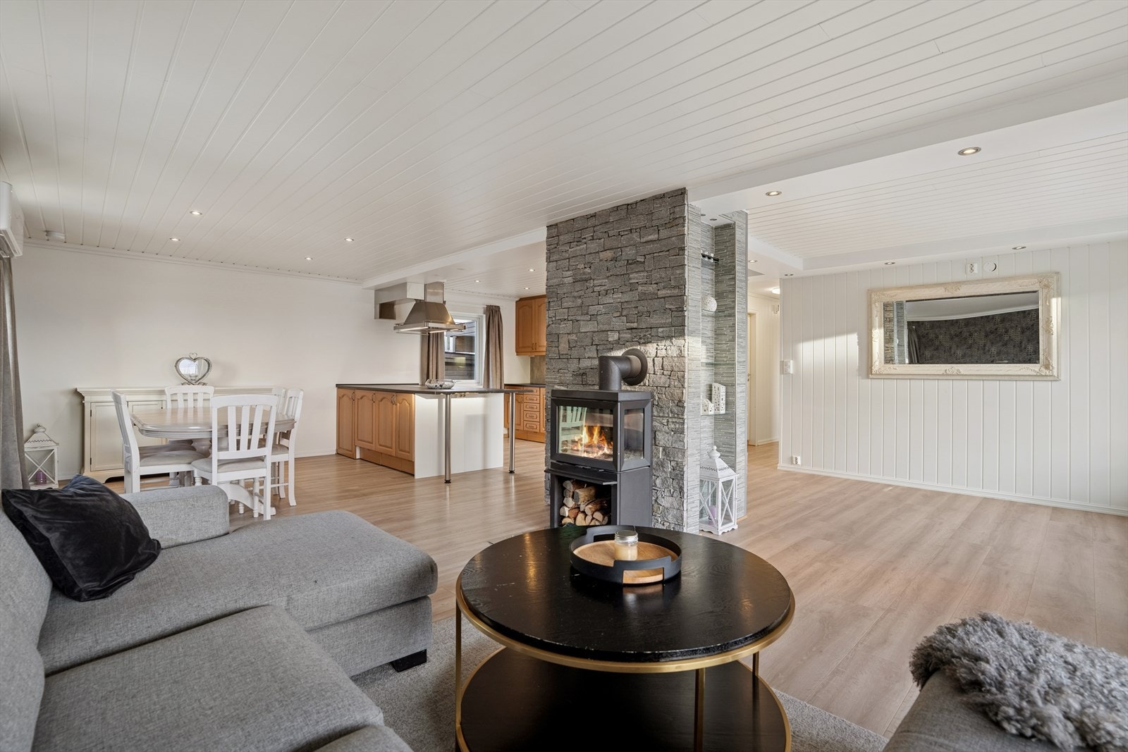 Stue, spisestue og kjøkken ligger i en åpen og luftig løsning, som gir en sosial planløsning med god flyt mellom rommene. Galleribilde