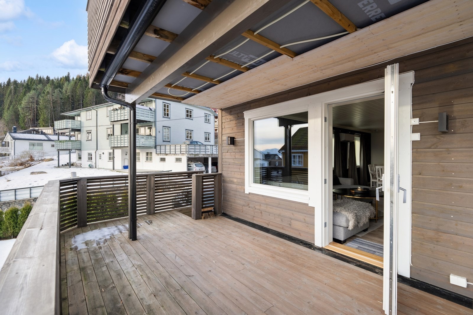 Fra stuen er det utgang til en romslig terrasse på ca. 42 kvm, som virkelig forlenger oppholdsarealet på varme dager. Galleribilde