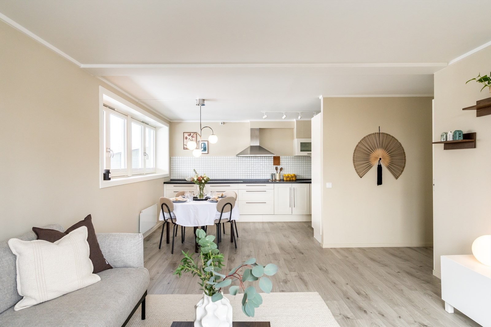 Sosial planløsning med delvis åpen kjøkkenløsning. Galleribilde