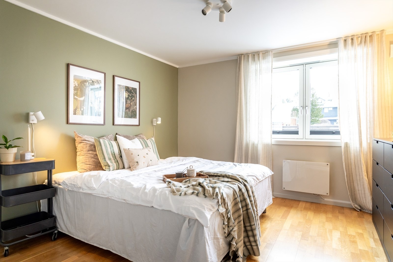 Romslig hovedsoverom med god plass til dobbeltseng, nattbord og kommode eller skap. Galleribilde