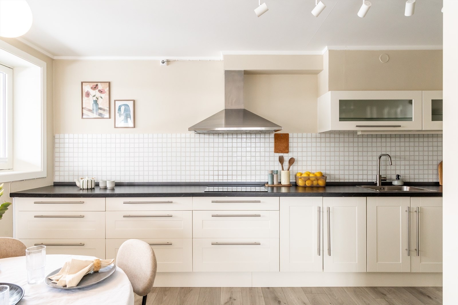 Flott kjøkken med svært god skap- og benkeplass. Galleribilde