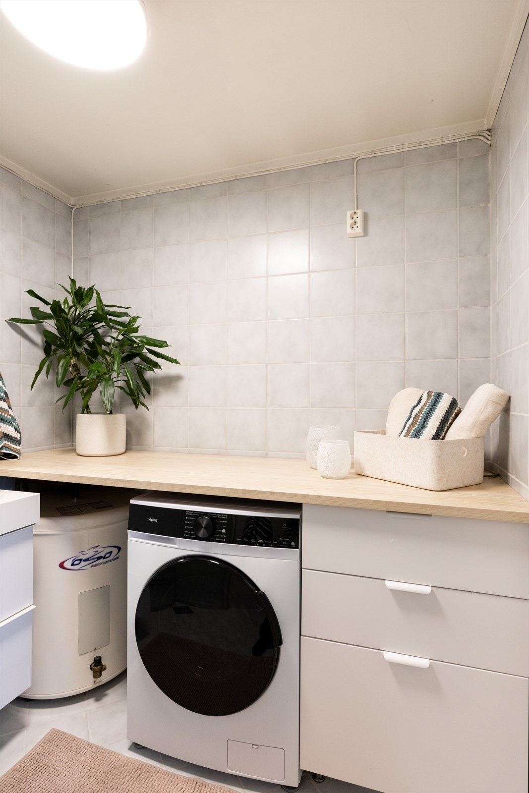 Plass til vaskemaskin under benkeplate med innredning. Galleribilde