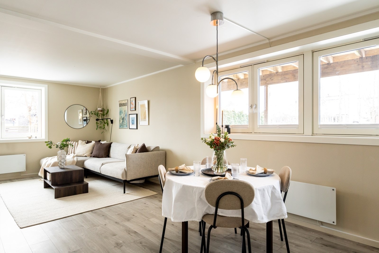 Hyggelig stue med god plass til sofaseksjon, TV-møblement og spisegruppe. Galleribilde