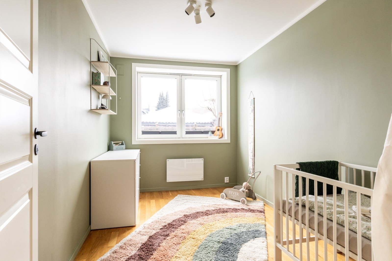 Soverom 2 med plass til seng og tilhørende møblement. Galleribilde