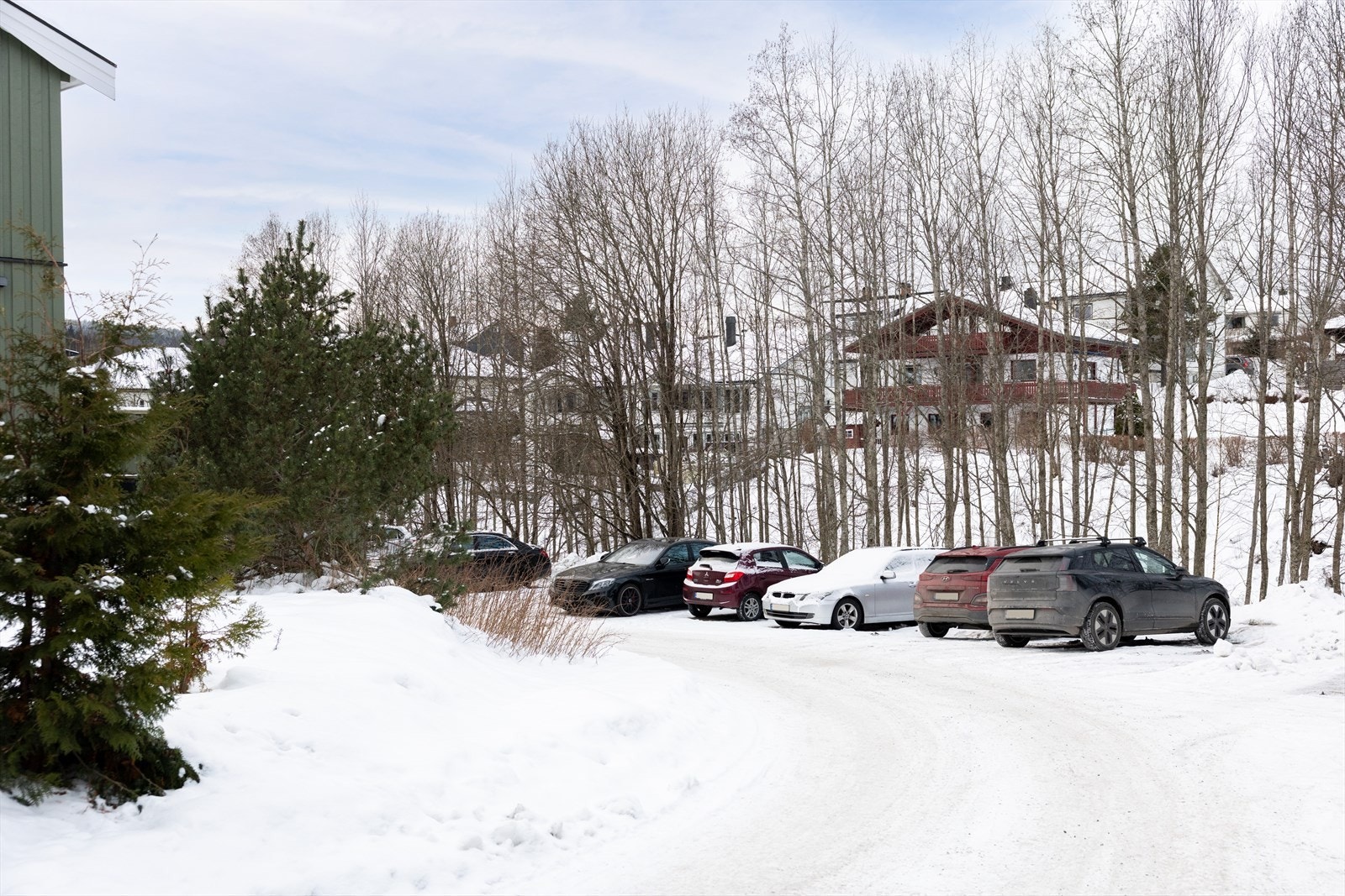 Det er felles parkeringsplass med 1,5 p-plasser per andelseier. Det er montert to ladebokser på parkeringsplassen til borettslaget. Galleribilde