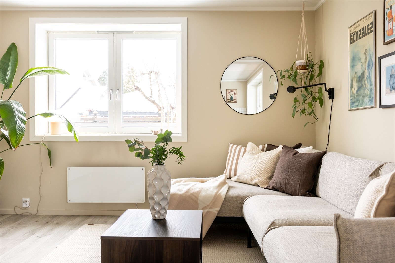 Endeleilighet med store vindusflater som gir rikelig med naturlig lys. Galleribilde