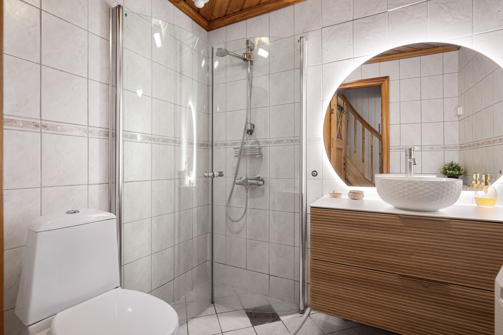 Badet har dusjløsning og opplegg for vaskemaskin. Galleribilde