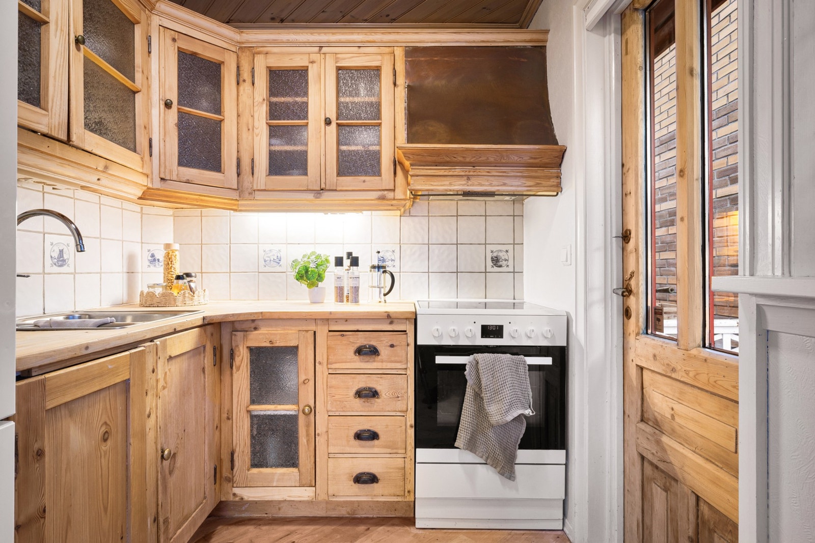 Gammelt og veldig koselig kjøkken som ifølge selger har vært kjøpmannsdisken i et gammelt apotek. Galleribilde