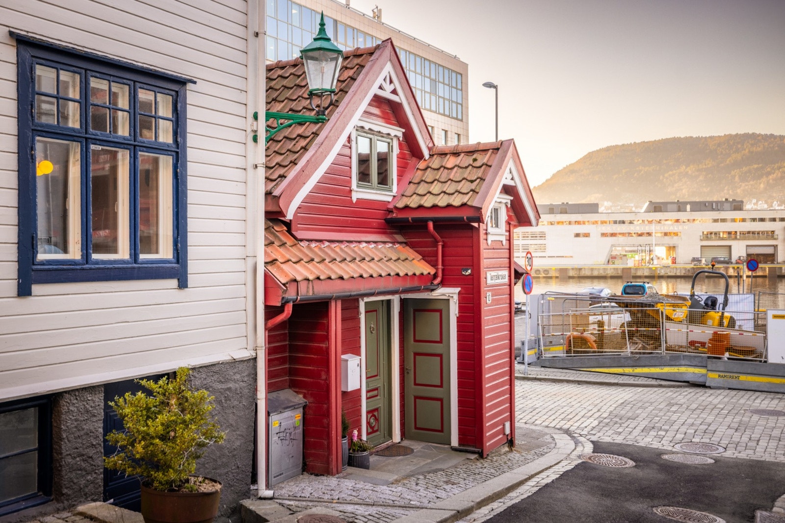 Historiske Nøstet med brosteinsgater og klassisk bergensbebyggelse - midt i byen. Galleribilde