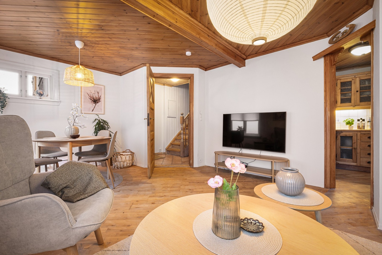 Lys og trivelig stue - enkelt å møblere med både sofa og spiseplass. Galleribilde