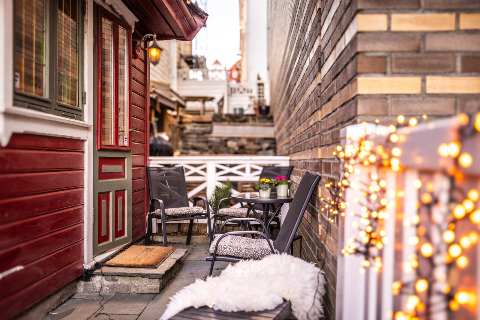 ... boligens tilhørende uteplass mellom Tempelkroken 10 og nabobygget. Galleribilde