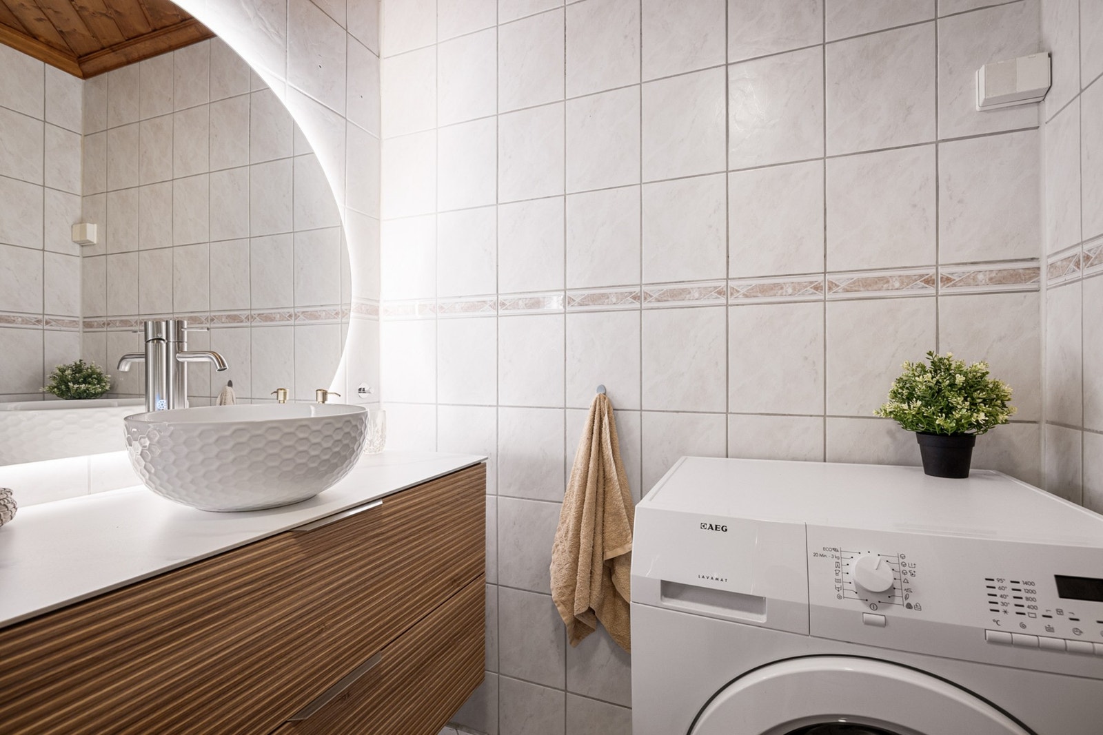 Badet er funksjonelt, men utdatert. Dersom en ønsker et bad med dagens standard, må badet renoveres. Galleribilde