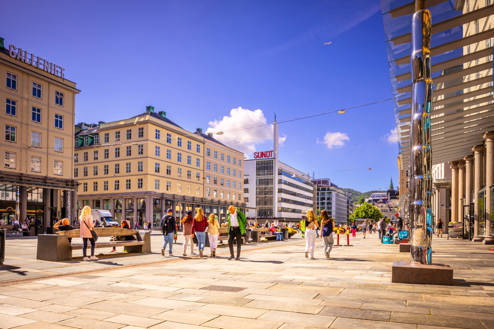 Urban beliggenhet med kort gange til Torgalmenningen og byens servicetilbud. Galleribilde