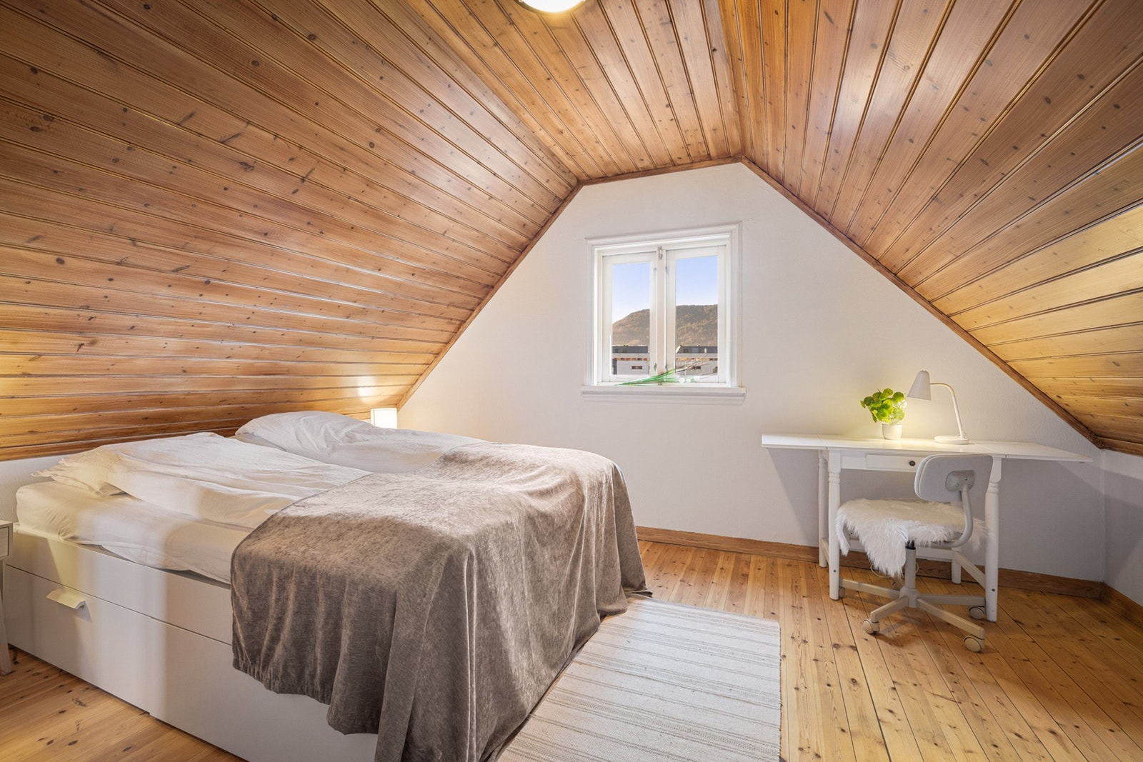 Soverom med furugulv og god plass til seng og oppbevaring. Galleribilde