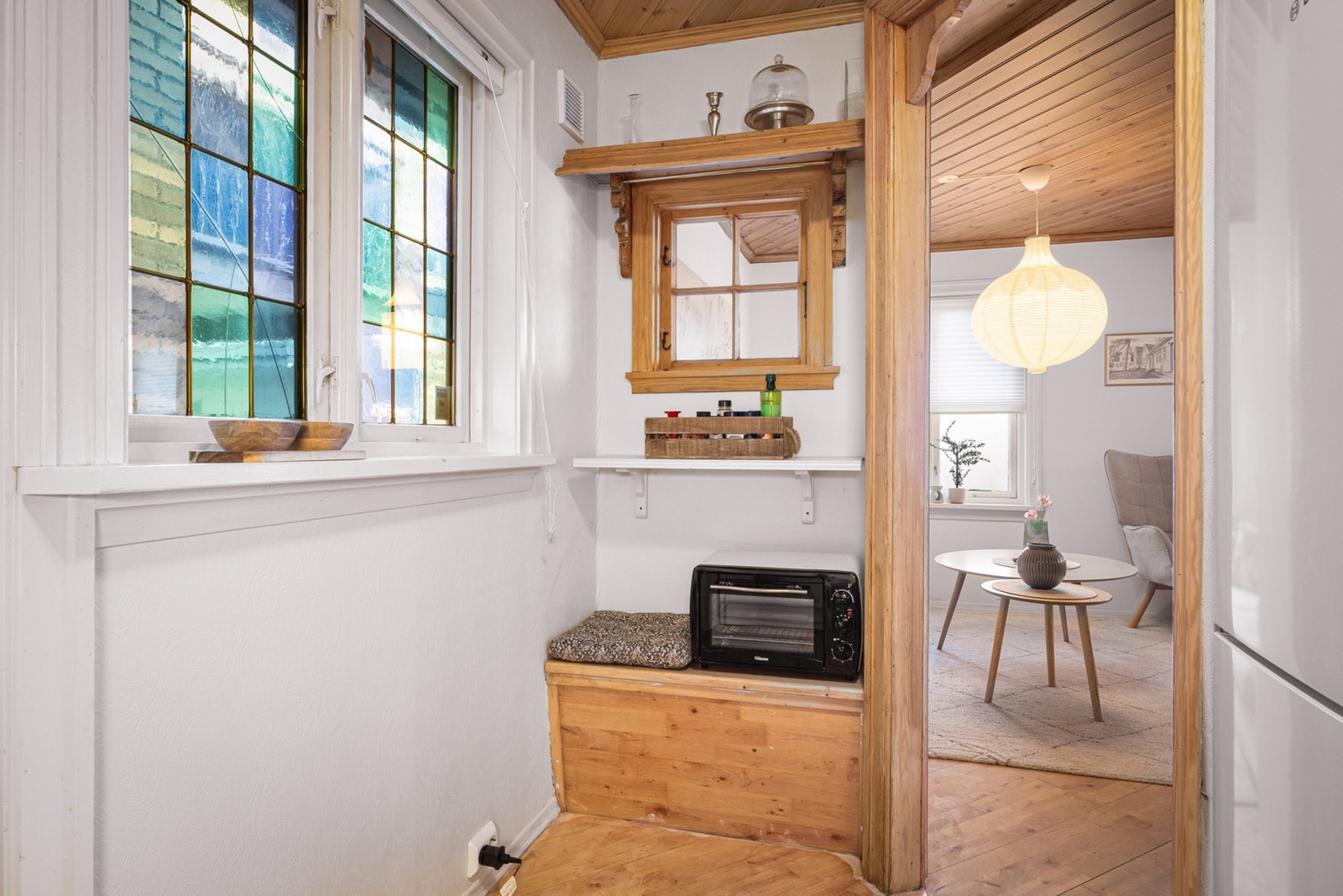 Nisje på kjøkkenet med plass til kaffetrakter eller lignende. Galleribilde