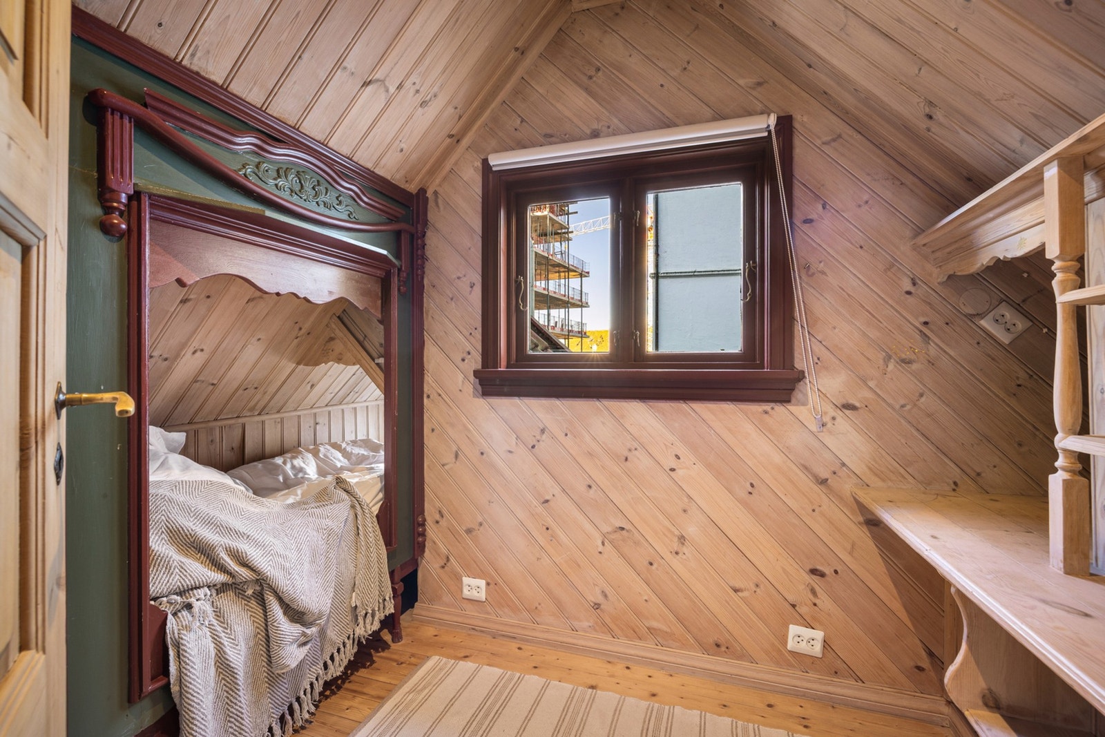 Et herlig rom, men en koselig soveplass. Rommet er betegnet som "kammers", men er benyttet av selger for overnatting. Rommet tilfredsstiller ikke dagens krav til soverom. Galleribilde