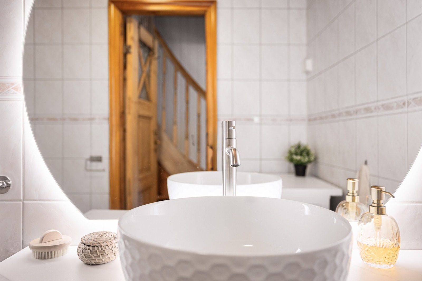 Baderomsmøbel og speil med belysning. Galleribilde