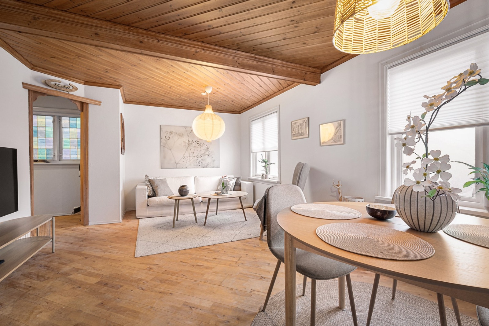 Stuen har en lun karakter og gode flater for personlig innredning. Galleribilde