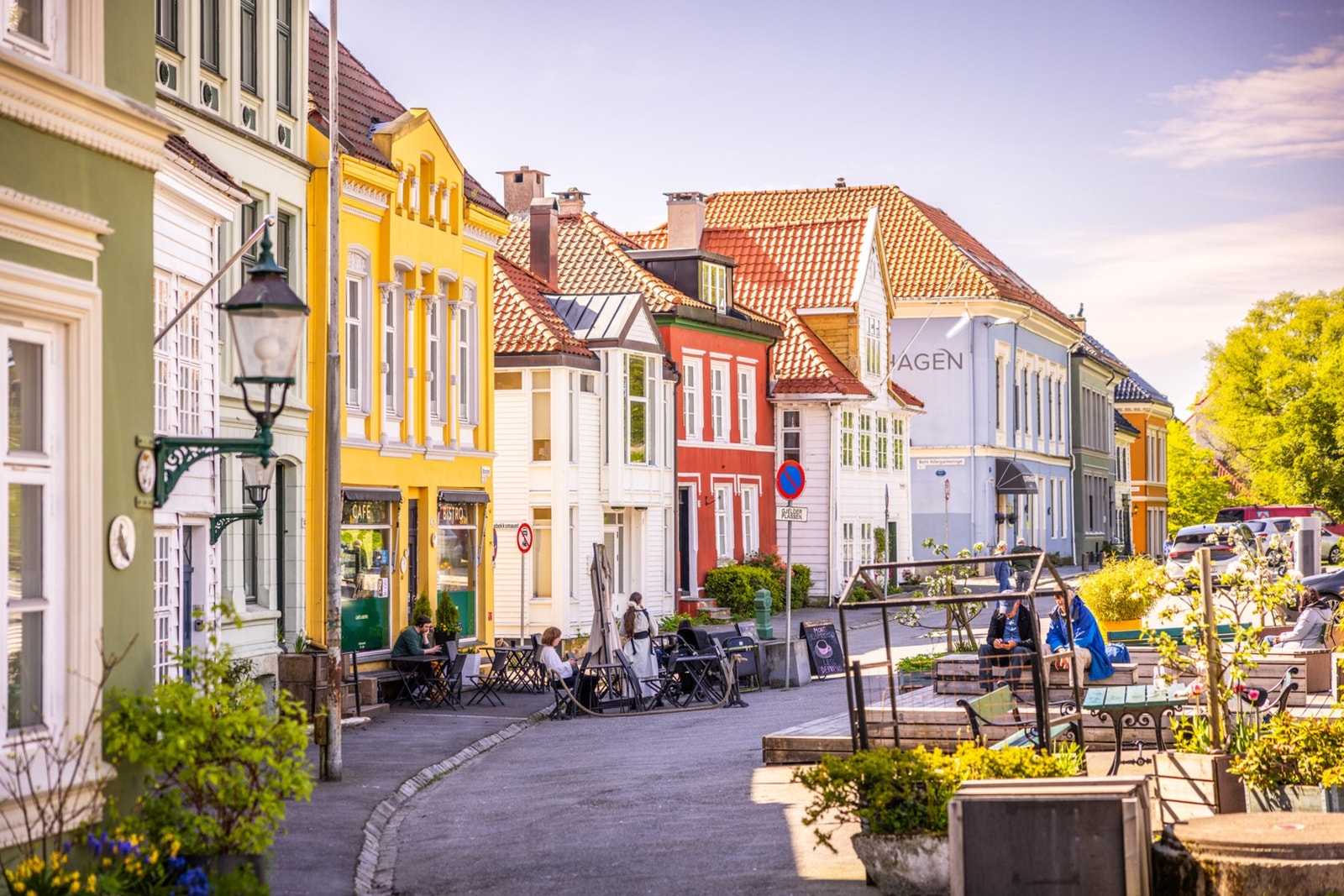 Et område med autentisk "Bergenssjarm": brostein, små gater og historisk bebyggelse. Galleribilde
