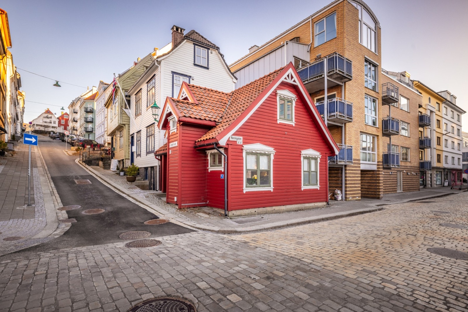 Velkommen til visning i Tempelkroken 10. Et uvanlig koselig hus i et svært spennende strøk under utvikling! Galleribilde