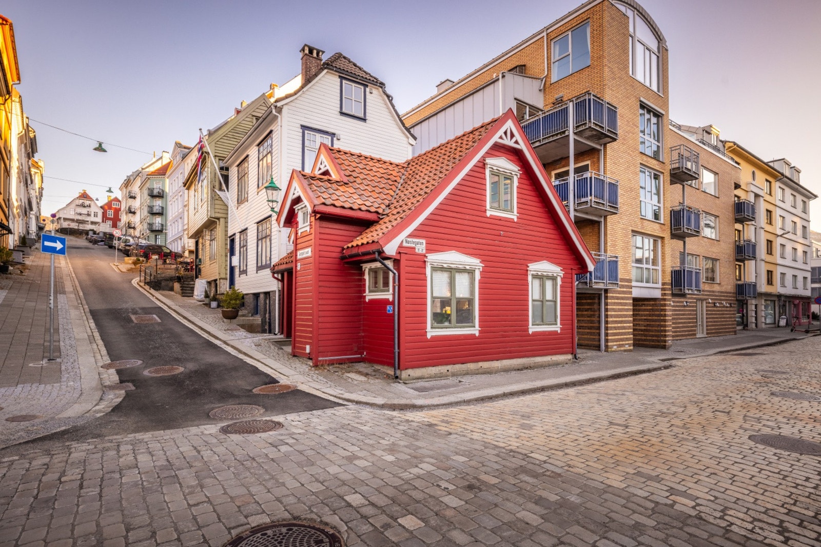 Det lille, koselige røde huset i Tempelkroken er nå for salg. Det mest spennende med beliggenheten er den omfattende utviklingen som nå pågår rett i nærområdet. Galleribilde