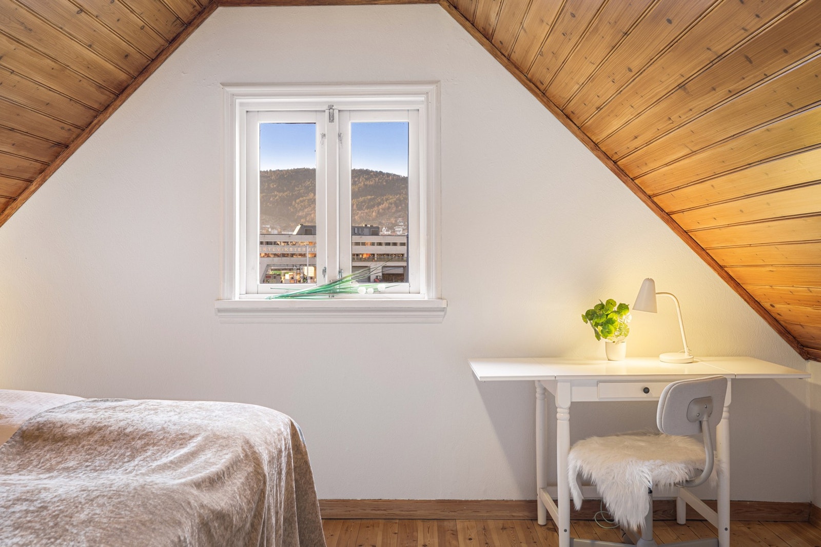 Fra soverommet er det utsikt over sjøen. Galleribilde