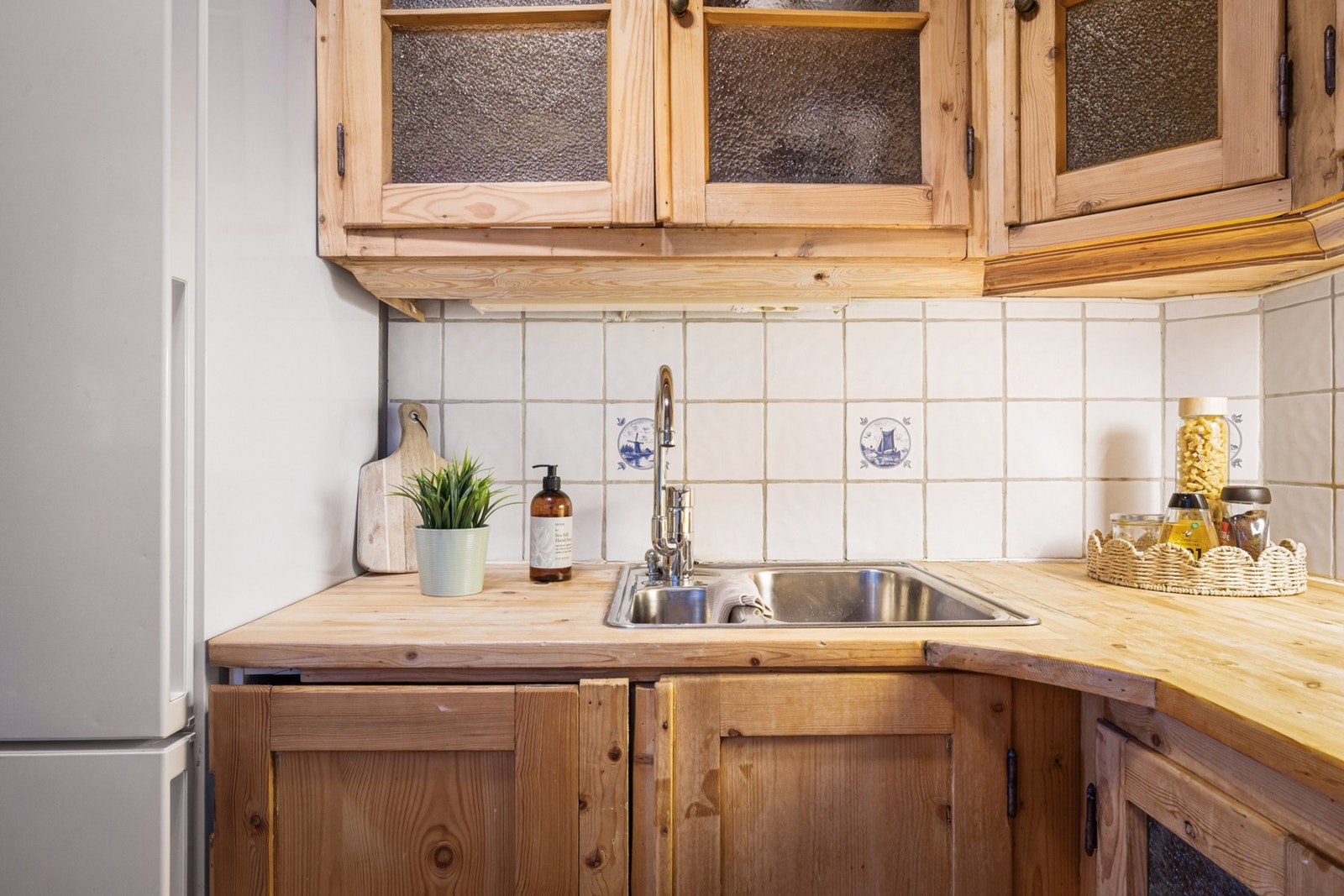 Alle hvitevarene på kjøkkenet følger med i handelen. Galleribilde