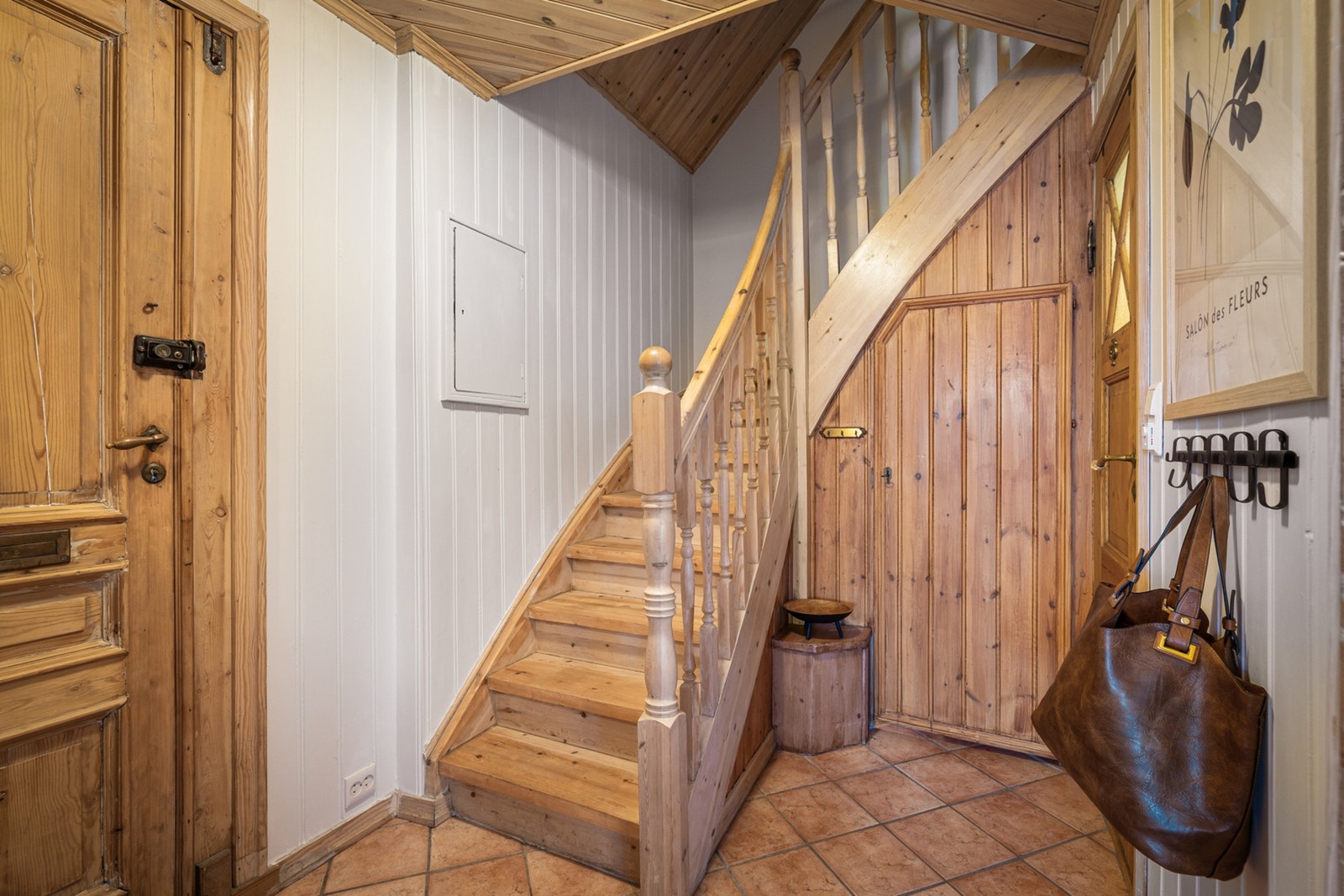 Trapperom med furugulv og malte flater - lun overgang til loftsetasjen. Galleribilde