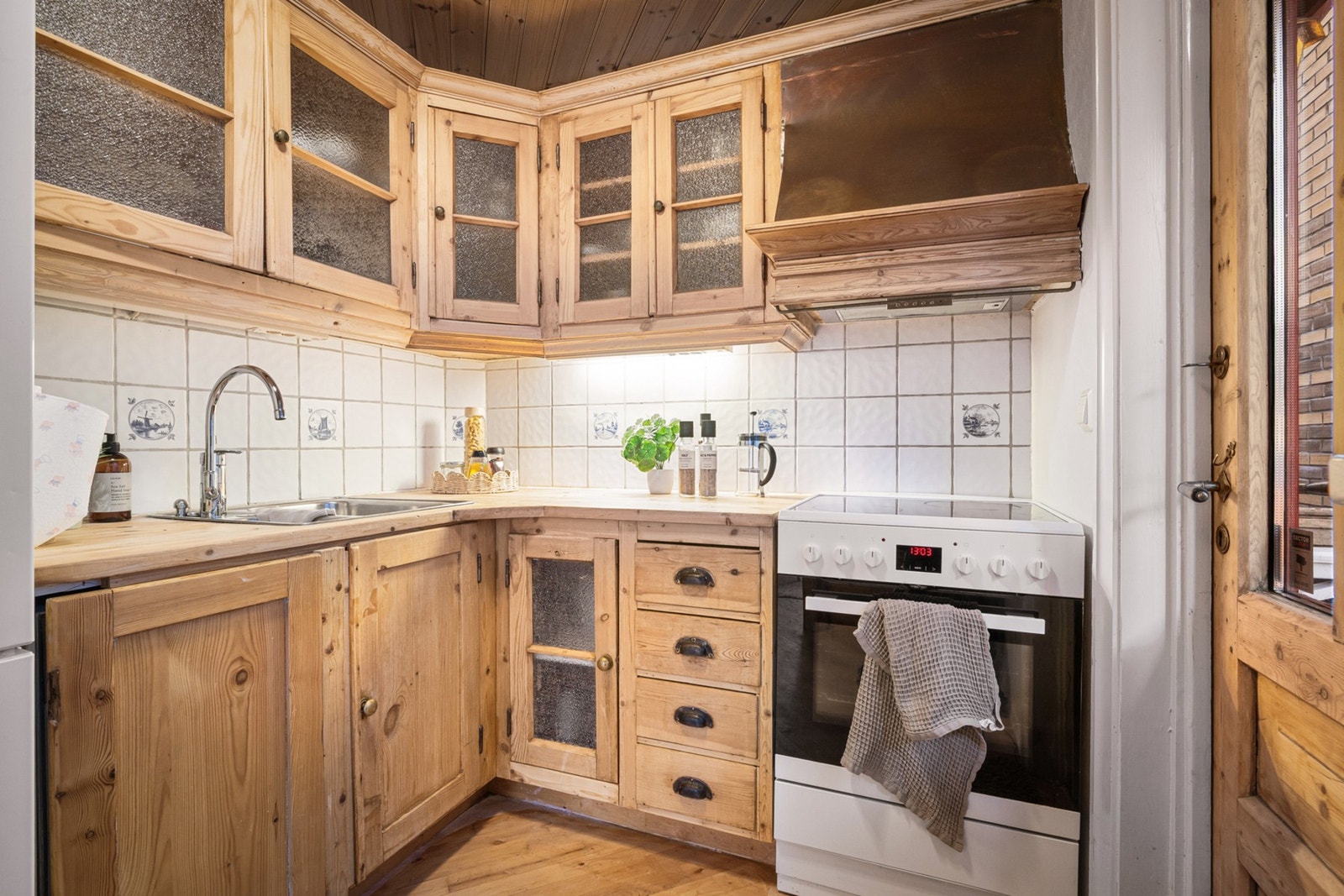 Selv om innredningen er eldre, er det fullt funksjonelt og passer husets stil. Her er det heltre benkeplate og gode oppbevaringsløsninger. Galleribilde