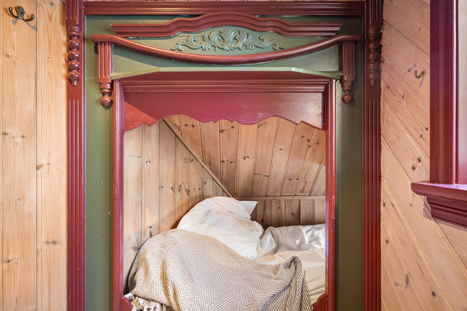 Smart kammers med plassbygd sengeløsning - utnytter arealet svært godt. Galleribilde