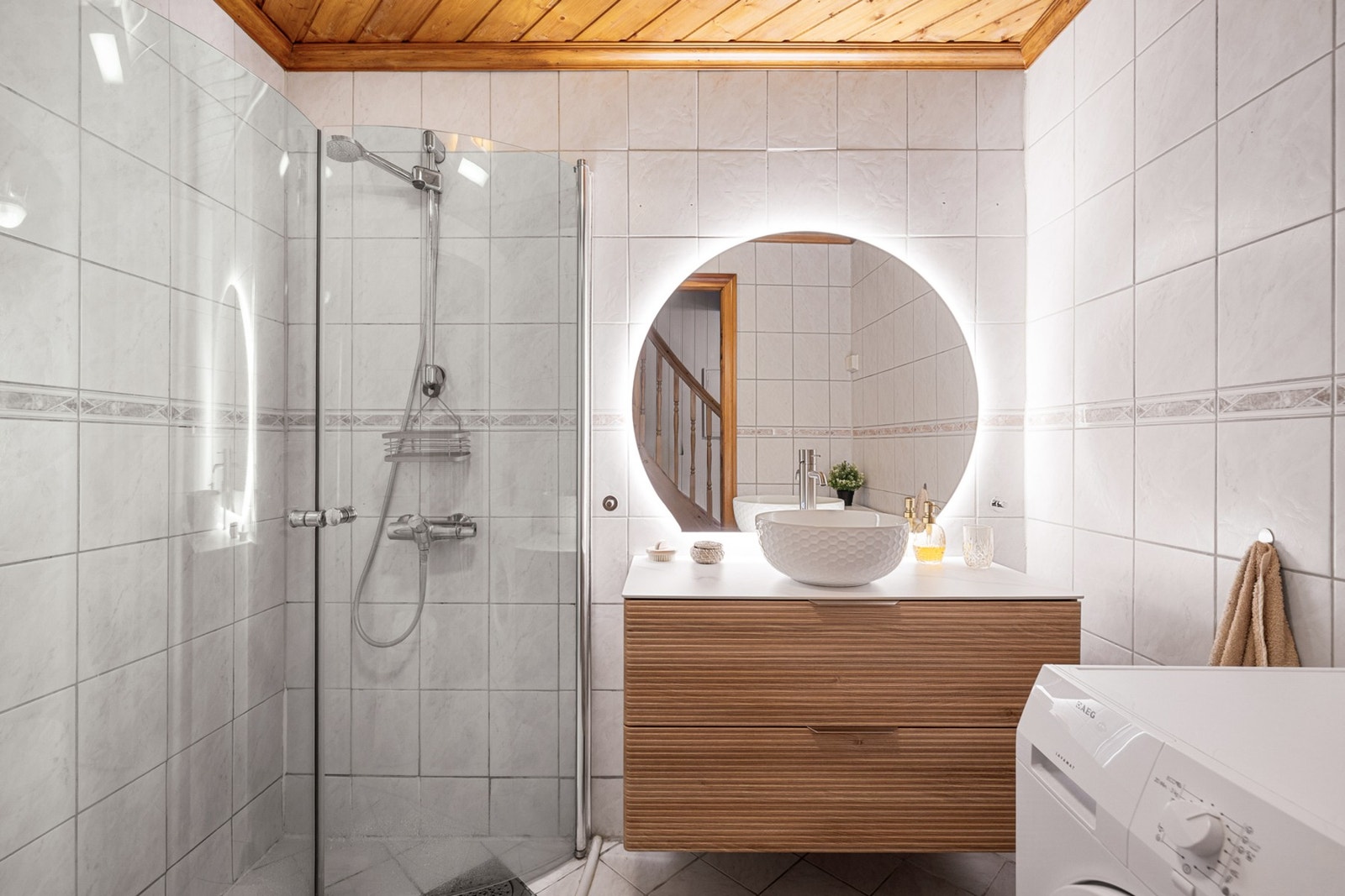 Bad med fliser på gulv/vegger og praktisk innredning. Galleribilde