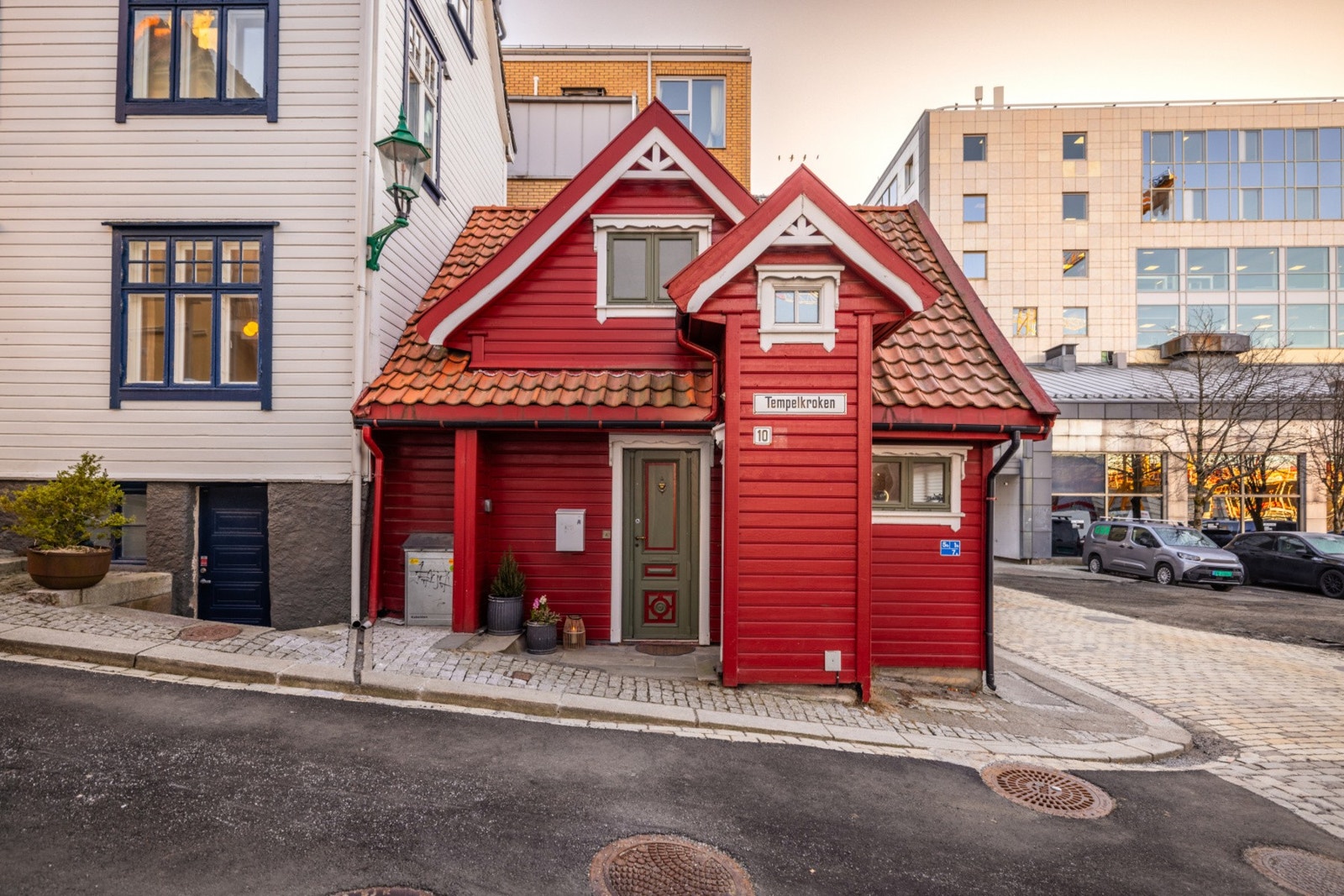 Huset er oppført i 1996 og dagens situasjon er lik den godkjente tegningene. (ferdigattest foreligger) Galleribilde