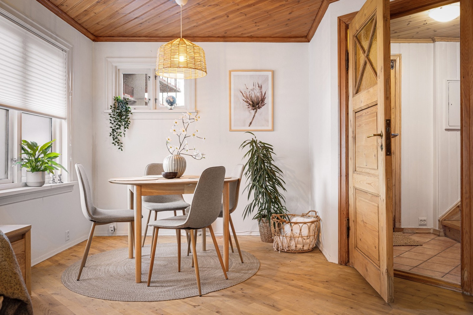 Parkett på gulv og malte flater gir et tidløst uttrykk i oppholdsrommet. Galleribilde