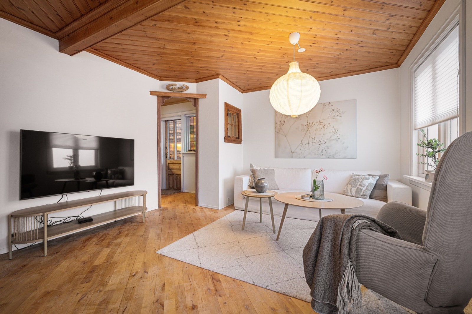 Koselig stue med fin romfølelse og naturlig plass for samvær. Selger har periodevis leid huset ut på korttidsuleie med stor suksess. Galleribilde