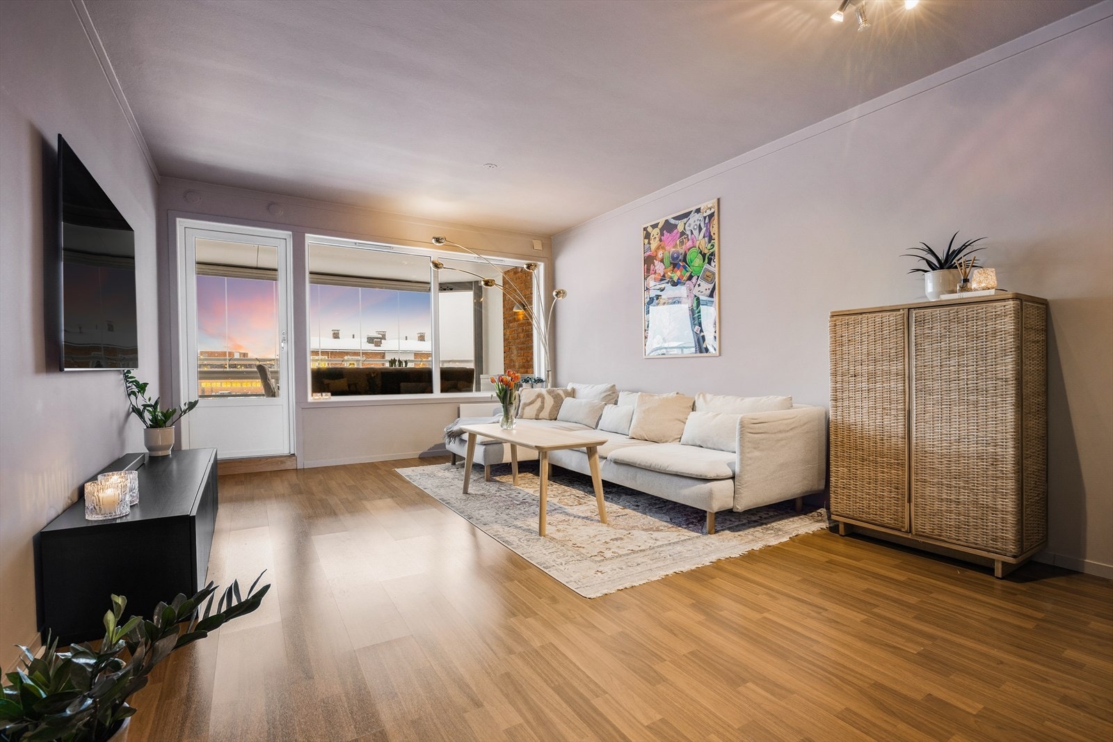 Dette er en meget innbydende og fin 3-roms toppleilighet i 4. etg i et veldrevet borettslag på Åssiden. Galleribilde