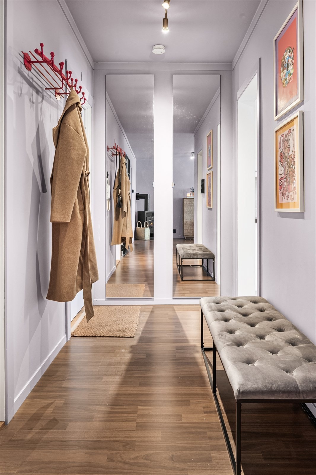 Innbydende entré og gang med plassbygget garderobe og klesoppheng. Her ble deler av det elektriske anlegget oppgradert av fagfolk i 2022. Galleribilde